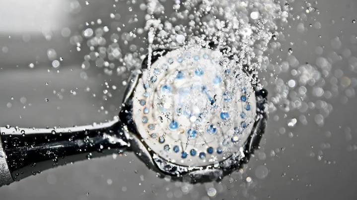 ¿Es mejor bañarse en la mañana o en la noche? Esto dicen los médicos