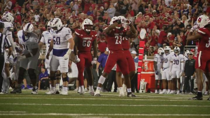 Louisville football's Bailey gives heartwarming tribute to mother during game victory