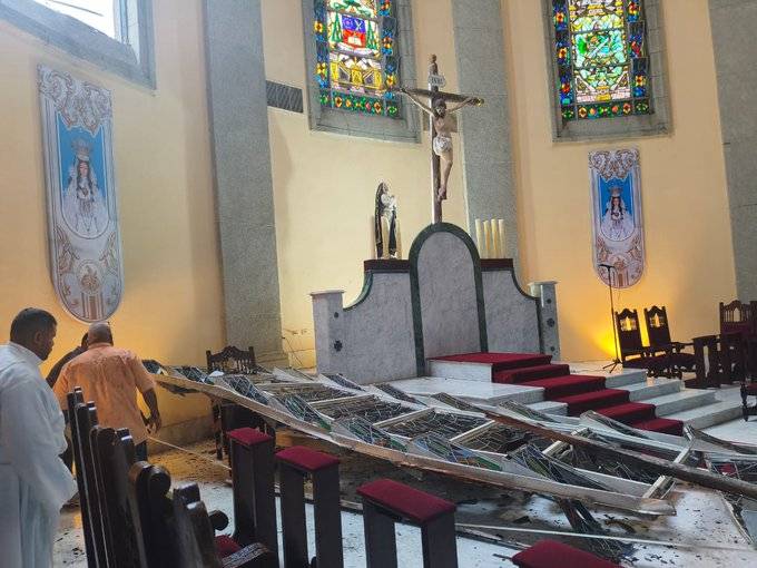 FOTOS: ventanal de la Catedral de Maturín se desplomó en plena misa por fuertes vientos
