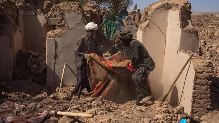 Al menos 812 personas fallecidas en Afganistán tras un terremoto en el este del país