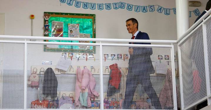 Sánchez anuncia una ley para rebajar las horas lectivas del profesorado