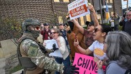 El DHS le pide a los medios y “grupos izquierdistas” que le pongan fin a la “demonización” de los agentes de ICE y otros. Esto argumentan