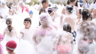 Espuma, hinchables y bautismo de buceo en las fiestas del Santa Olaya