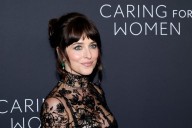 Dakota Johnson se atreve con el vestido desnudo y victoriano (y acierta)