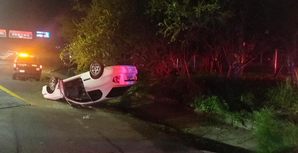 Jóvenes ilesos tras accidente de madrugada en Ojocaliente I