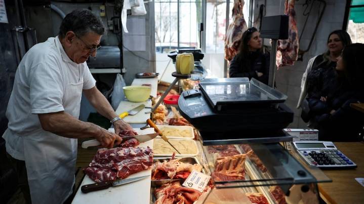 Por la baja en carnes, los precios de los alimentos en los barrios del conurbano descendieron 0,03% en agosto