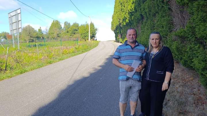 La odisea de una madre para llevar a su hijo al colegio en Lugo de Llanera: "Tenemos que caminar 1,5 kilómetros por la cuneta"