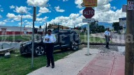 Síndico de Ixtenco resulta ileso tras chocar su camioneta contra el tren