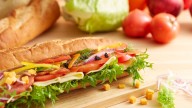 Prueba el chivito, bocadillo típico de Valencia y su opinión no deja dudas: "Es un señor..."