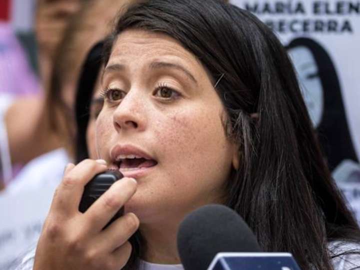 Andreína Baduel aseguró que niegan suministro de medicinas a su hermano detenido en El Rodeo