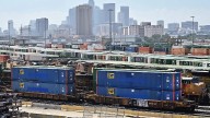 Tráfico postal hacia EU se detuvo casi por completo por aranceles; 88 operadores suspendieron servicios