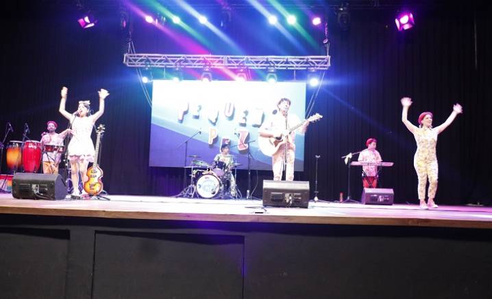 Las familias disfrutaron de “Pequeño Pez” en el Teatro Universidad