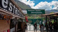 Por protestas y bloqueos, cientos de turistas quedaron varados en el camino a Machu Picchu