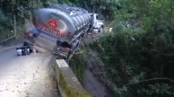 Video | Camión cisterna estuvo a punto de caer por abismo en Santander