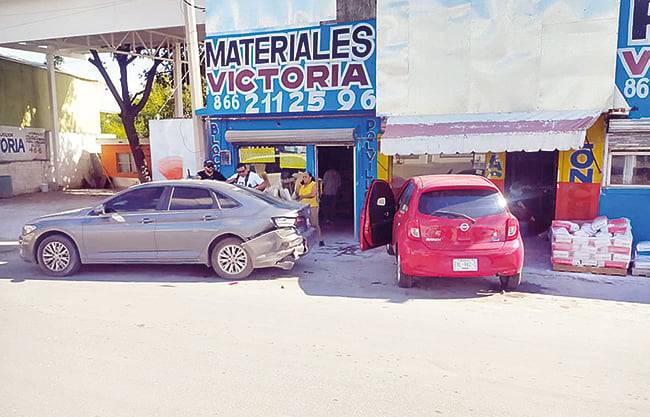 Pierde control e impacta auto fijo