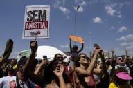 Brazilians protest against bill that could lead to a pardon for Bolsonaro and allies