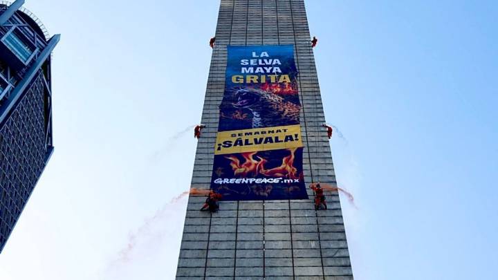 Greenpeace coloca pancarta en la Estela de Luz contra la deforestación en la Selva Maya