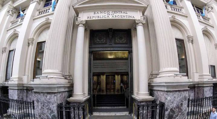 Mercado en llamas: el Banco Central tuvo que vender casi el 1% de sus reservas para contener al dólar