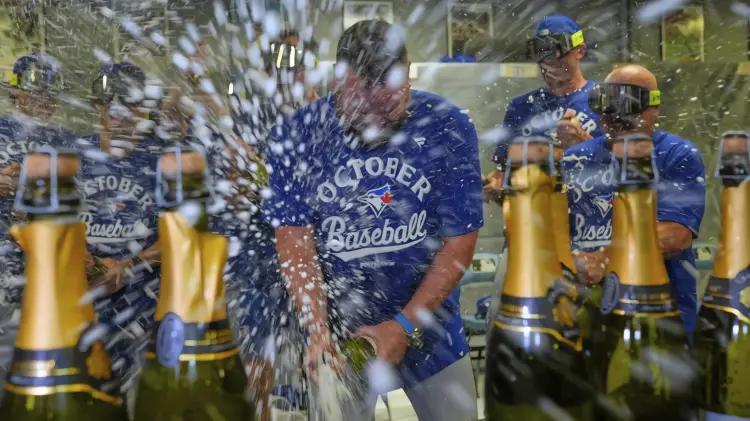 Azulejos aseguran playoffs con triunfo sobre Reales en emocionante partido