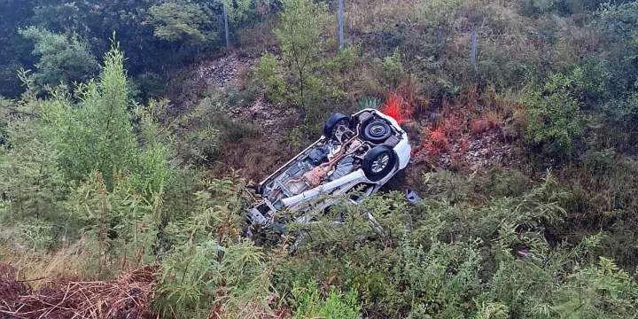 Vuelca camioneta oficial en la Mixteca; un muerto
