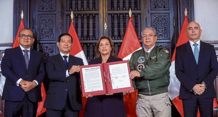 Dina Boluarte firma convenio para reconstruir El Frontón