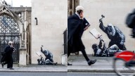 Londres retirará el mural de Banksy en el que un juez golpea a manifestante