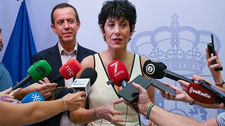La ministra de Migraciones acusa al PP y Vox de Murcia de "calentar el ambiente" suprimiendo el programa de lengua árabe en colegios