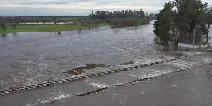 Tras la crecida del río Carcarañá, comenzaron las tareas para evaluar los daños en la ex ruta 9