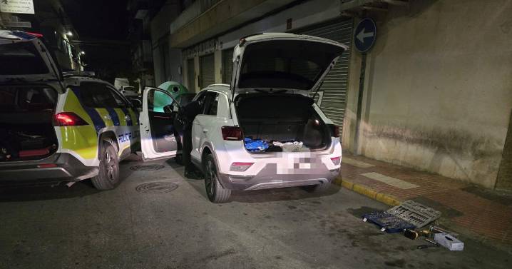 Interceptan un coche con matrícula manipulada, cocaína y tres hombres drogados a bordo en un pueblo de Alicante