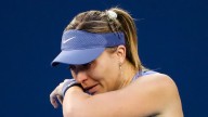 Paula Badosa recae de sus problemas físicos y se despide del Open de Pekín entre lágrimas