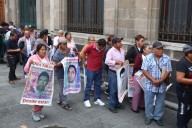Padres de normalistas de Ayotzinapa llegan a reunión con Sheinbaum
