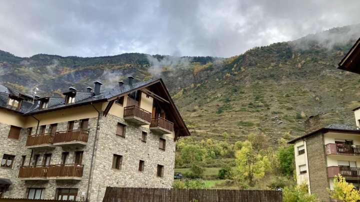 La villa medieval de calles empedradas y arquitectura de montaña en pleno corazón de los Pirineos