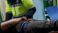 Joven inconsciente por ebriedad es evacuado al hospital regional en Puno