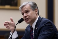 Trump apunta a otro exdirector del FBI acusándolo de infiltrar agentes en asalto Capitolio