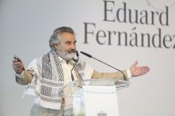 Eduard Fernández recoge el Premio Nacional de Cine con un pañuelo palestino: “Lo que ocurre en Gaza es una salvajada”