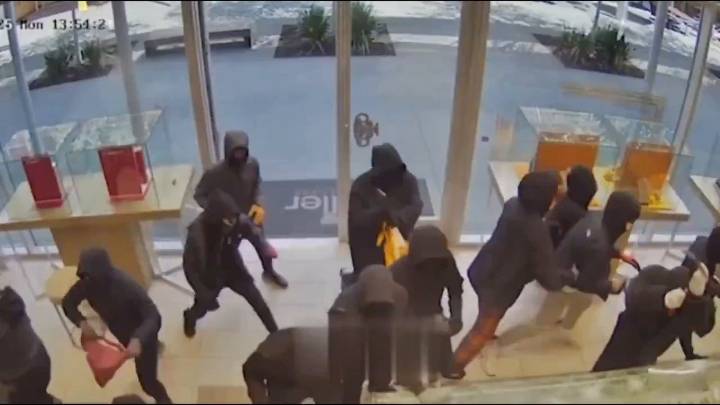 El insólito momento en que 25 hombres enmascarados roban 1 millón de dólares en una joyería