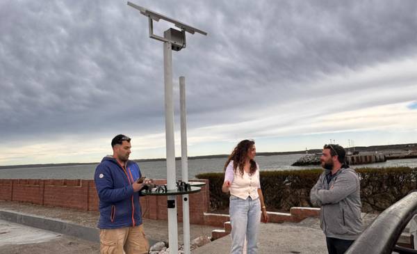 Loyola recorrió las obras de la primera Plaza Inteligente de Camarones