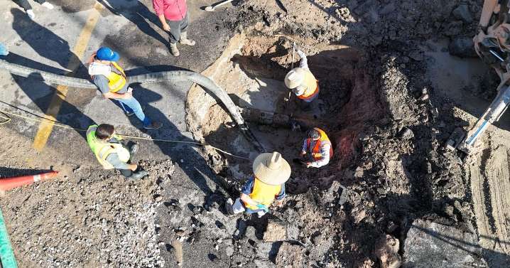Fuga de agua genera socavón en la calle Lerdo, frente a Rectoría de la UABC