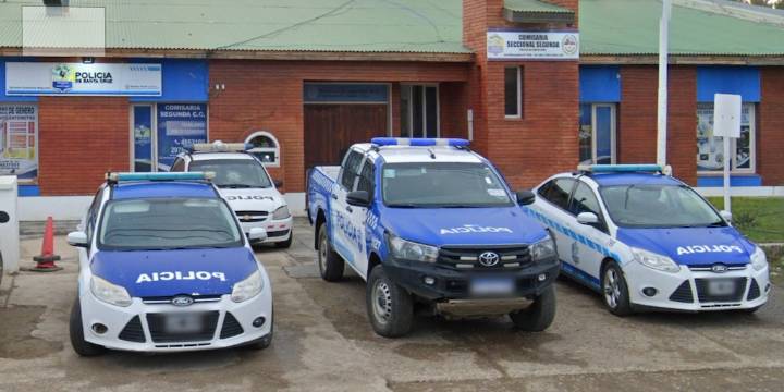 Lo detuvieron por abusar de su hijastra y los presos lo atacaron a golpes cuando llegó a la celda