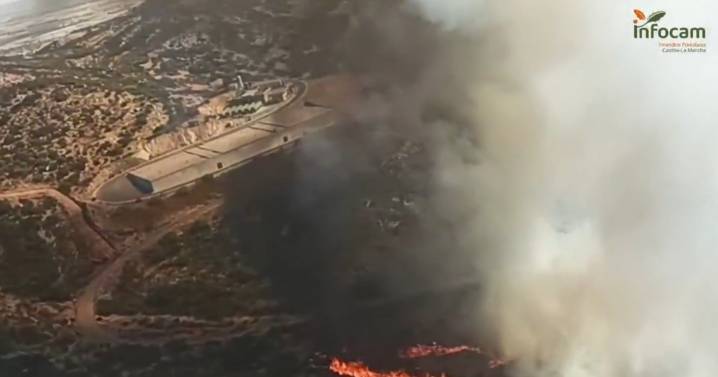 Incendio declarado en Puertollano: Tres medio aéreos y quince terrestres trabajan en su extinción