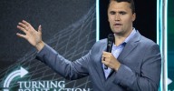 El comentarista Charlie Kirk, aliado de Trump, asesinado de un disparo en una universidad