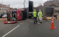 Camión cargado de aceite se volcó en Línea Amarilla en Caquetá y genera caos vehicular