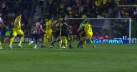 América no puede con la frustración y arma una campal; se van expulsados y Chivas humilla a las Águilas (VIDEO)