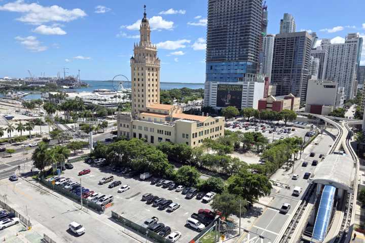 Florida aprueba regalarle un terreno a Trump en Miami para su biblioteca presidencial