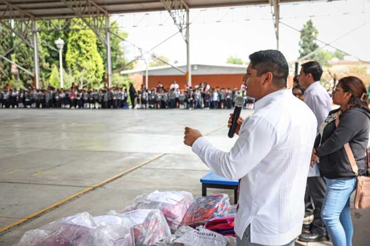 Concluye Omar Muñoz entrega de kits escolares en Cuautlancingo