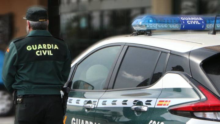 Un conductor de Torrelavega se salta un control en Comillas, huye temerariamente y acaba detenido tras un accidente