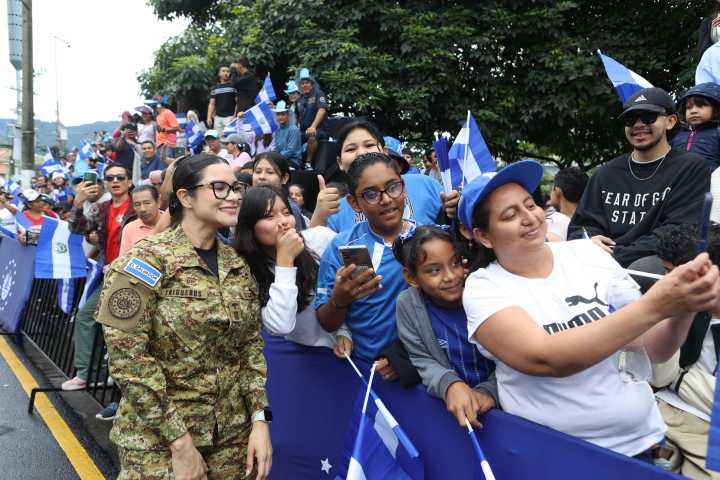 El Salvador conmemora 204 años de independencia con un desfile y patriotismo