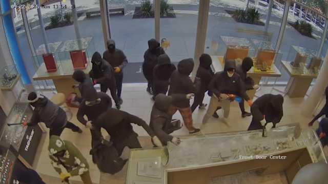 VIDEO: California jewelry store targeted in smash
