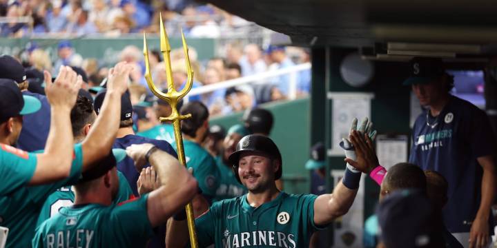 Cal Raleigh passes Mickey Mantle for most homers by switch