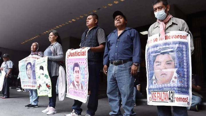 Con mitin en CDMX, familiares de los 43 reiteran su exigencia que Tomás Zerón sea extraditado